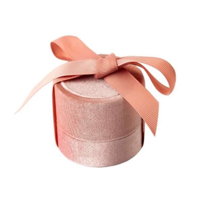 Luksusowe pudełko na pierścionek pokryte welurem