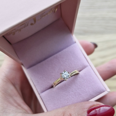 Pierścionek z moissanitem 0,50ct żółte złoto 585