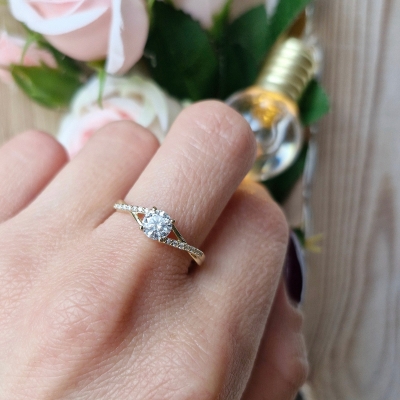 Pierścionek z moissanitami 0,55ct żółte złoto 585