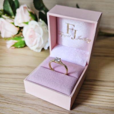 Pierścionek z moissanitami 0,55ct żółte złoto 585