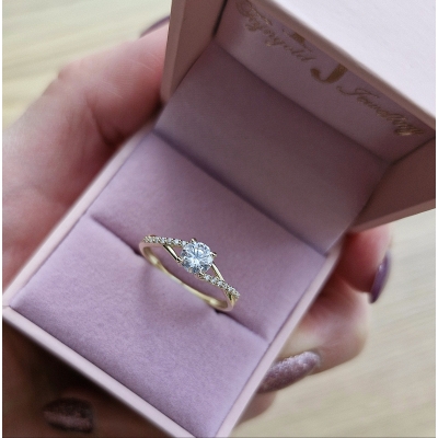 Pierścionek z moissanitami 0,55ct żółte złoto 585