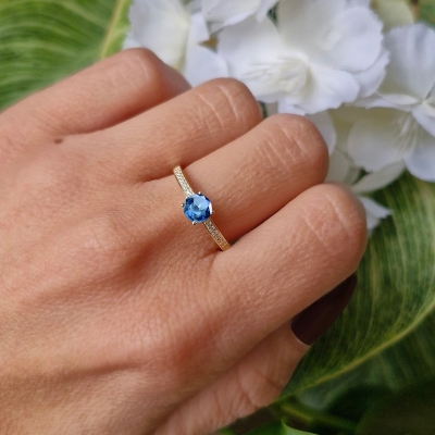 Pierścionek z szafirem i cyrkoniami żółte złoto 585