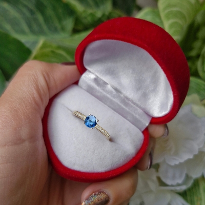 Pierścionek z szafirem i cyrkoniami żółte złoto 585