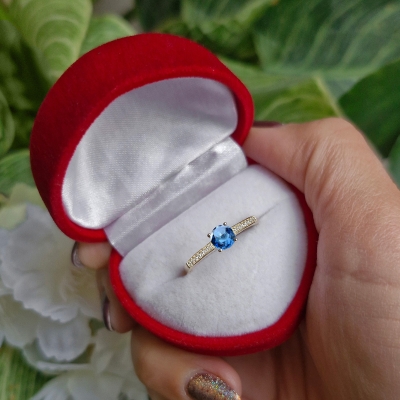 Pierścionek z szafirem i cyrkoniami żółte złoto 585