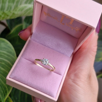 Pierścionek zaręczynowy z brylantami żółte złoto 585