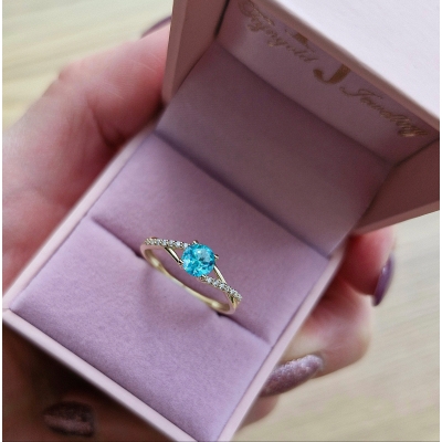 Pierścionek zaręczynowy brylantami i topazem swiss blue żółte złoto 585