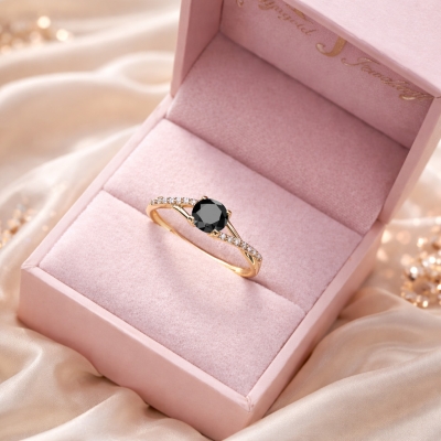 Pierścionek zaręczynowy z czarnym diamentem i brylantami żółte złoto 585